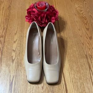 Tan leather Aerosoles pumps 2” heel